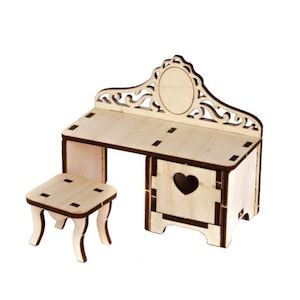 Può includere: Un set da toeletta in legno con un top decorativo, un cassetto con un ritaglio a forma di cuore e uno sgabello abbinato. Il set è in legno grezzo e pronto per essere dipinto o tinto.