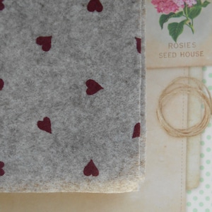 Feltro Beige melange Stampato Cuori Rossi 3 Fogli cm 30x40