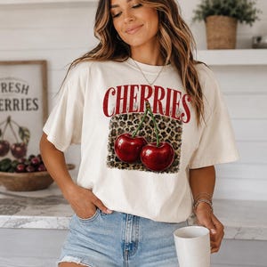 Kersen T-shirt, T-shirt met luipaardprint en kersenmotief, schattige fruitafbeelding, digitaal bestand