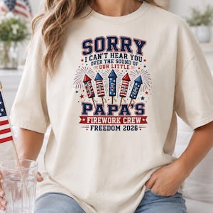 Papa Feuerwerk Crew Shirt, Tut mir leid, ich kann dich nicht hören T-Shirt, Benutzerdefinierte Kinder Rakete Namen, Freiheit 2026 Fourth of Juli Geschenk