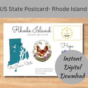 Può includere: Una cartolina con una mappa turchese del Rhode Island, la bandiera dello stato e un'illustrazione dettagliata di una gallina Rhode Island Red. Il testo include "Rhode Island", "The Ocean State" e "Instant Digital Download".