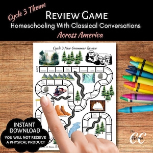 Op de afbeelding: Een printbaar bordspelblad getiteld Cycle 3 New Grammar Review Homeschooling With Classical Conversations Across America, met een kronkelend pad met illustraties van Mount Rushmore, bossen en bezienswaardigheden, naast kleurrijke waskrijtjes.