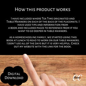 Puede incluir: Producto de descarga digital con el texto "How This Product Works" e informaci&oacute;n sobre la hora del t&eacute; y los modales en la mesa. El texto tambi&eacute;n menciona un libro y un enlace a un sitio web. Un dedo apunta hacia el texto. El producto es de "The Mama CC".