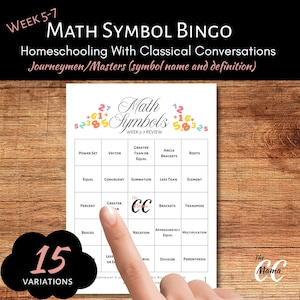 Puede incluir: Un juego de bingo de símbolos matemáticos con un fondo blanco y una mesa de madera. El juego incluye símbolos matemáticos y definiciones. El texto "Math Symbol Bingo" y "Week 5-7" son visibles. Una mano señala el símbolo "Mayor o igual".
