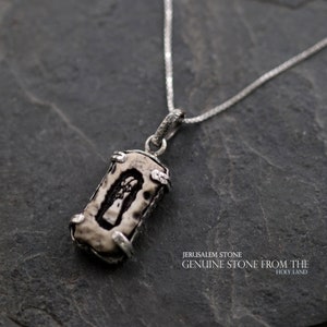 Pièce unique en son genre, Moshe reçoit les Tables de l'Alliance sur la pierre de Jérusalem Collier pendentif fait main livraison gratuite