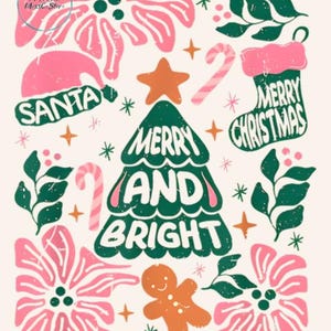 Puede incluir: Ilustración navideña festiva con fondo crema. El diseño presenta un árbol de Navidad verde con las palabras "MERRY AND BRIGHT", un gorro de Papá Noel, un calcetín y un hombre de jengibre. Flores rosas, estrellas y bastones de caramelo completan el diseño.