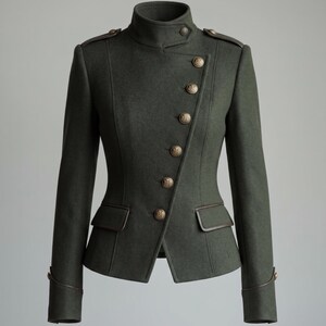 K&ouml;nnte beinhalten: Dunkelgr&uuml;ne Jacke im Milit&auml;rstil mit hohem Kragen und asymmetrischem Knopfverschluss. Mit goldfarbenen Kn&ouml;pfen, Schulterklappen und braunen Lederbes&auml;tzen an den Taschen und Manschetten. Ein ma&szlig;geschneidertes, tailliertes Design.