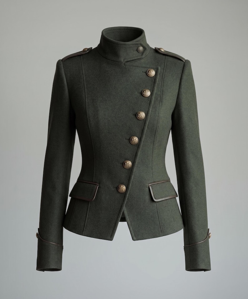 K&ouml;nnte beinhalten: Dunkelgr&uuml;ne Jacke im Milit&auml;rstil mit hohem Kragen und asymmetrischem Knopfverschluss. Mit goldfarbenen Kn&ouml;pfen, Schulterklappen und braunen Lederbes&auml;tzen an den Taschen und Manschetten. Ein ma&szlig;geschneidertes, tailliertes Design.
