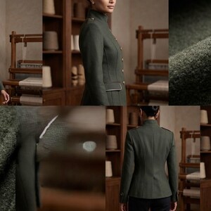 K&ouml;nnte beinhalten: Dunkelgr&uuml;ne Jacke im Milit&auml;rstil mit Stehkragen und goldenen Kn&ouml;pfen. Die Jacke hat eine taillierte Passform, eine Tasche auf der Vorderseite und einen strukturierten Stoff. Das Design ist klassisch und elegant.