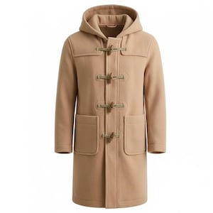 Puede incluir: Un abrigo tipo duffle de color beige con capucha y cierres de palanca de madera. El abrigo tiene dos bolsillos delanteros y un diseño clásico y entallado. Hecho de un material cálido similar a la lana.