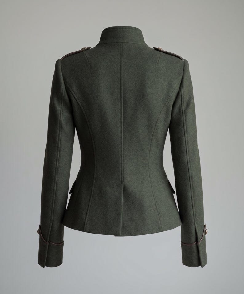 K&ouml;nnte beinhalten: Dunkelgr&uuml;ne Jacke im Milit&auml;rstil mit hohem Kragen und langen &Auml;rmeln. Die Jacke hat braune Akzente an Schultern, Manschetten und Taschen. Die taillierte Passform umfasst eine schmale Taille und dekorative Kn&ouml;pfe.