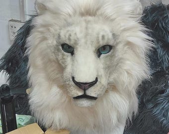 Realistic white lion head mask with a movable jaw; a Halloween mask