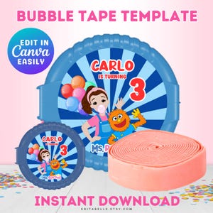 Może przedstawiać: Szablon taśmy bąbelkowej z niebieską okrągłą etykietą w promienie, postacią z kreskówki i napisem "Carlo is turning 3". Projekt zawiera różową rolkę taśmy oraz okrągłą etykietę z tym samym wzorem graficznym.