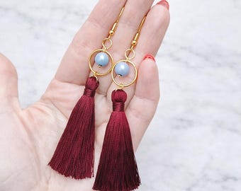 Pendientes de borla personalizados para ella – burdeos y azul cielo, con caja de regalo.