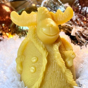 Puede incluir: Una taza de cerámica blanca con un asa negra y el texto "But First, Coffee" en negro y negrita. La taza está sobre una superficie blanca.