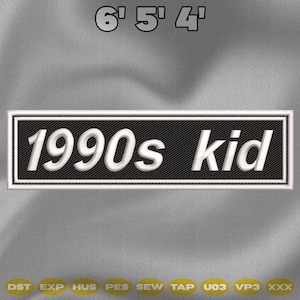 Puede incluir: Un parche rectangular con el texto "1990s kid" en blanco, delineado en blanco y negro. El parche está sobre un fondo gris. Los números "6' 5' 4" están en la parte superior.