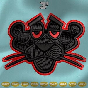 Puede incluir: Diseño bordado de la cara de una pantera de dibujos animados, con detalles en negro y rojo. La pantera tiene una expresión somnolienta con ojos rojos y una nariz negra. El diseño está sobre un fondo azul claro. El número "3" está encima de la cabeza de la pantera.