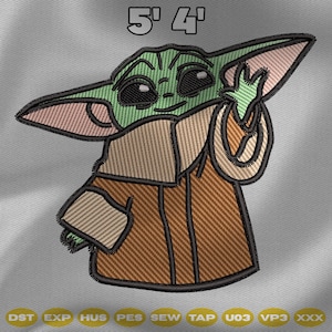 Puede incluir: Parche bordado con un personaje alienígena verde con ojos grandes y orejas puntiagudas, vestido con una túnica marrón. El texto "5' 4" está encima del personaje. El parche tiene un diseño detallado y cosido.