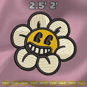 Puede incluir: Diseño de flor bordada con una cara sonriente en amarillo y negro. La flor tiene pétalos blancos delineados en negro, con el texto "2.5' 2'" en la parte superior. El diseño está sobre un fondo rosa. La parte inferior de la imagen tiene texto.