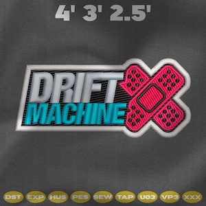 Puede incluir: Parche bordado con las palabras "DRIFT MACHINE" en blanco y turquesa, sobre un fondo gris. A la derecha, un diseño de vendaje rosa con detalles negros. Mide 122 cm x 99 cm x 6.35 cm.