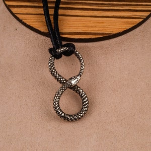 Collier en argent sterling à pendentif serpent Ouroboros sur cordon réglable