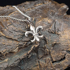 Collar con colgante de plata de ley con flor de lis