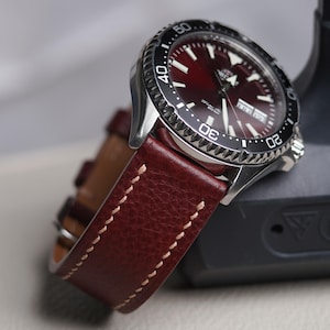 Minerva Box vinröd läderarmband, handgjort, anpassningsbara armbandsstorlekar