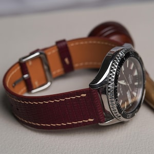 Handgjort läderarmband i ödla – vinrött | Smalt 2–3 mm | Exotisk lyx