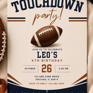 Puede incluir: Una tarjeta de invitación de cumpleaños rectangular con temática de fútbol americano y el texto TOUCHDOWN party! JOIN US TO CELEBRATE LEO'S 6TH BIRTHDAY OCTOBER 26 2:00 PM 123 END ZONE DRIVE CHICAGO, IL 60614 RSVP TO EMILY 123.456.7890 y un balón.
