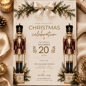 Könnte beinhalten: Eine cremefarbene Einladungskarte für eine Weihnachtsfeier mit zwei Nussknacker-Figuren in rot-goldenen Uniformen, einer großen Satinschleife und Tannenzweigen. Der Text enthält das Datum 20. Dezember 2026 und Angaben zum Veranstaltungsort.