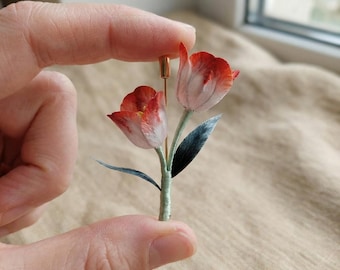 Broche de tulipán de seda Mulberry de lujo, alfiler de solapa de flor de seda con degradado rojo y blanco hecho a mano, elegante regalo para invitada de boda.