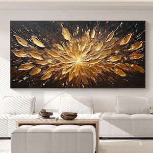 以下が含まれることがあります： 暗い背景に、テクスチャ加工された金色の花の模様が施された大きな抽象画。このアートワークは、外側に放射状に広がる金色の花びらの中心的なバーストを特徴としています。絵画は白いソファの上に展示されています。