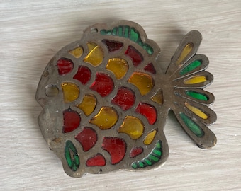 Metalen visvormige onderzetter hete plaat hangend glas-in-lood rood geel groen