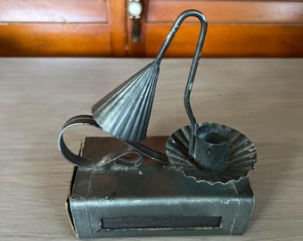 Vintage pressat tennljus och tändsticksaskhållare med handtag