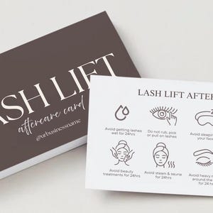 Könnte beinhalten: Zwei Karten mit dem Text "LASH LIFT" und "LASH LIFT AFTERCARE". Die erste Karte ist dunkelbraun mit weißem Text und die zweite Karte ist weiß mit schwarzem Text und Symbolen. Die Karten enthalten Pflegehinweise.