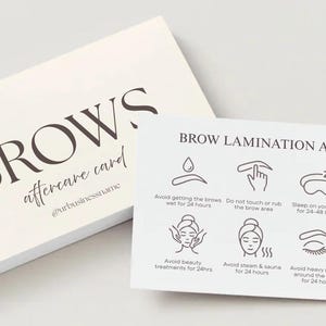 Puede incluir: Tarjetas blancas con la palabra "BROWS" en letras marrones oscuras. Una tarjeta muestra las instrucciones "BROW LAMINATION AFTERCARE" con iconos. El nombre de la empresa también está impreso en la tarjeta.