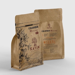 Può includere: Due sacchetti di caffè in carta marrone con la scritta "COLOMBIA Medellin" e "KAVIN COFFEE". I sacchetti presentano un'illustrazione dettagliata di piante di caffè e un albero. La confezione è progettata per contenere 250g di caffè.