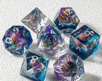 Galaxy-dobbelstenen, planeetdobbelstenen, astronomie, D&D-dobbelset, dobbelstenen met ruimtethema, harsdobbelset, een cadeau voor een D&D-speler, RPG-dobbelset