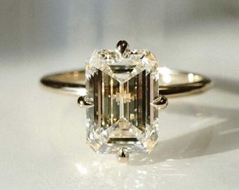 Anello solitario con diamante sintetico taglio smeraldo da 3,80 carati in oro giallo - Anello di fidanzamento moderno a quattro griffe - Anello da donna