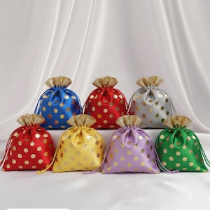 Può includere: Una collezione di sacchetti in raso con coulisse in vari colori, tra cui rosso, blu, giallo, verde e viola. Ogni sacchetto presenta pois dorati e una chiusura con coulisse dorata. I sacchetti sono disposti su uno sfondo bianco.