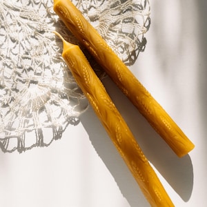 Velas cónicas de cera de abeja Wheat Design / Juego de 2 con aroma natural a miel.