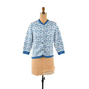 Vintage 70s Lampl Blue + White Nordic Snowflake Soft Acrylic Knit Preppy Cardigan Sweater M