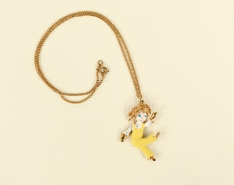 Vintage 70s Gold Metal White + Yellow Ragdoll Novelty Charm Chain Pendant Necklace