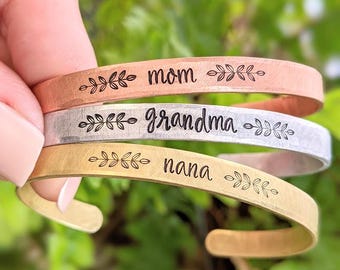 Pulsera con nombre personalizado, ajustable, regalo para mamá, abuela, nana, tía, hecha a mano, estampada a mano en cobre, latón o aluminio.