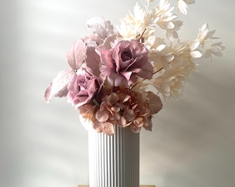 Arreglo floral artificial: Rosas, hortensias y flores de cerezo en jarrón de cerámica.