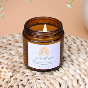 Può includere: Un set di tre tazze in ceramica con finitura opaca e macchiettata. Ogni tazza presenta un colore diverso: azzurro, crema e grigio. Le tazze hanno un design semplice e moderno con una forma arrotondata e un manico.