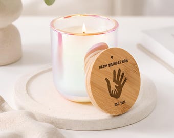 Personalisierte Geburtstagskerze für neue Mutter Custom Year Handabdruck Geschenk für Sie - 14 oz Sojawachs mit graviertem Bambusdeckel