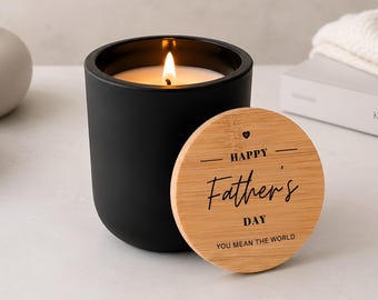 Candela regalo personalizzata per la Festa del Papà con coperchio in bambù inciso, barattolo in vetro nero da 400 ml.