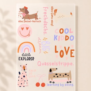 Könnte beinhalten: Ein Stickerbogen mit verschiedenen Illustrationen, darunter ein Dackel mit roter Baskenmütze, ein rosa Smiley, ein Regenbogen, ein Leopard und ein zweiter Dackel auf einem Skateboard. Text umfasst "alles Dackel-tastisch", "COOL KIDDO", "little EXPLORER" und "learning by doing."