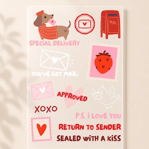 Könnte beinhalten: Ein Aufkleberbogen mit Illustrationen eines Dackels im roten Pullover, eines roten Briefkastens, einer Erdbeerbriefmarke und Umschlägen. Der Text umfasst SPECIAL DELIVERY, YOU'VE GOT MAIL, APPROVED, XOXO, P.S. I LOVE YOU, RETURN TO SENDER und SEALED WITH A KISS.